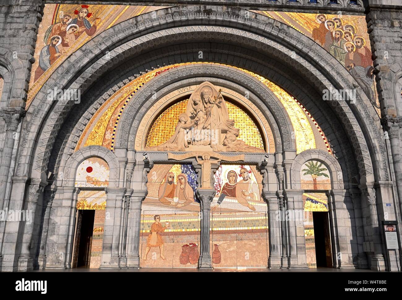 Ingresso alla basilica di Nostra Signora del Rosario di Lourdes, Hautes Pirenei, Francia Foto Stock
