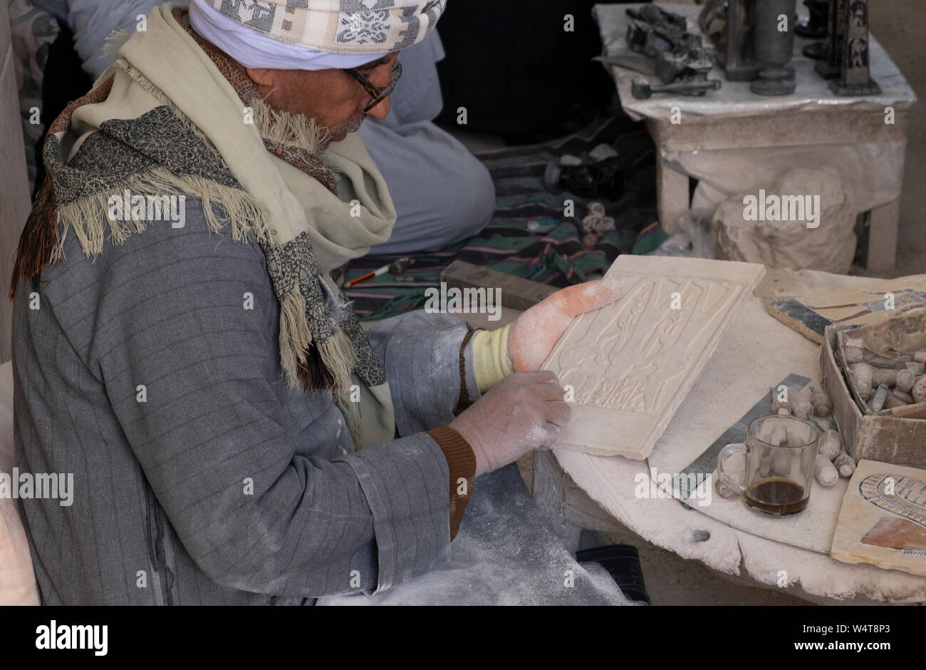 Intagliatore di pietre a valle degli artigiani, Luxor, Egitto. L artigiano è il carving alabastro per rendere un vaso, un vecchio di secoli di occupazione Foto Stock