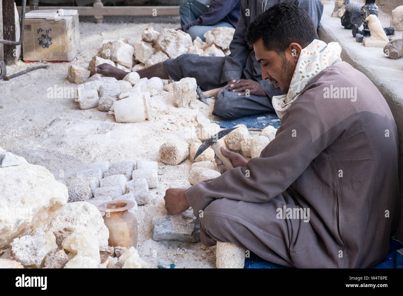 Intagliatore di pietre a valle degli artigiani, Luxor, Egitto. L artigiano è il carving alabastro per rendere un vaso, un vecchio di secoli di occupazione Foto Stock