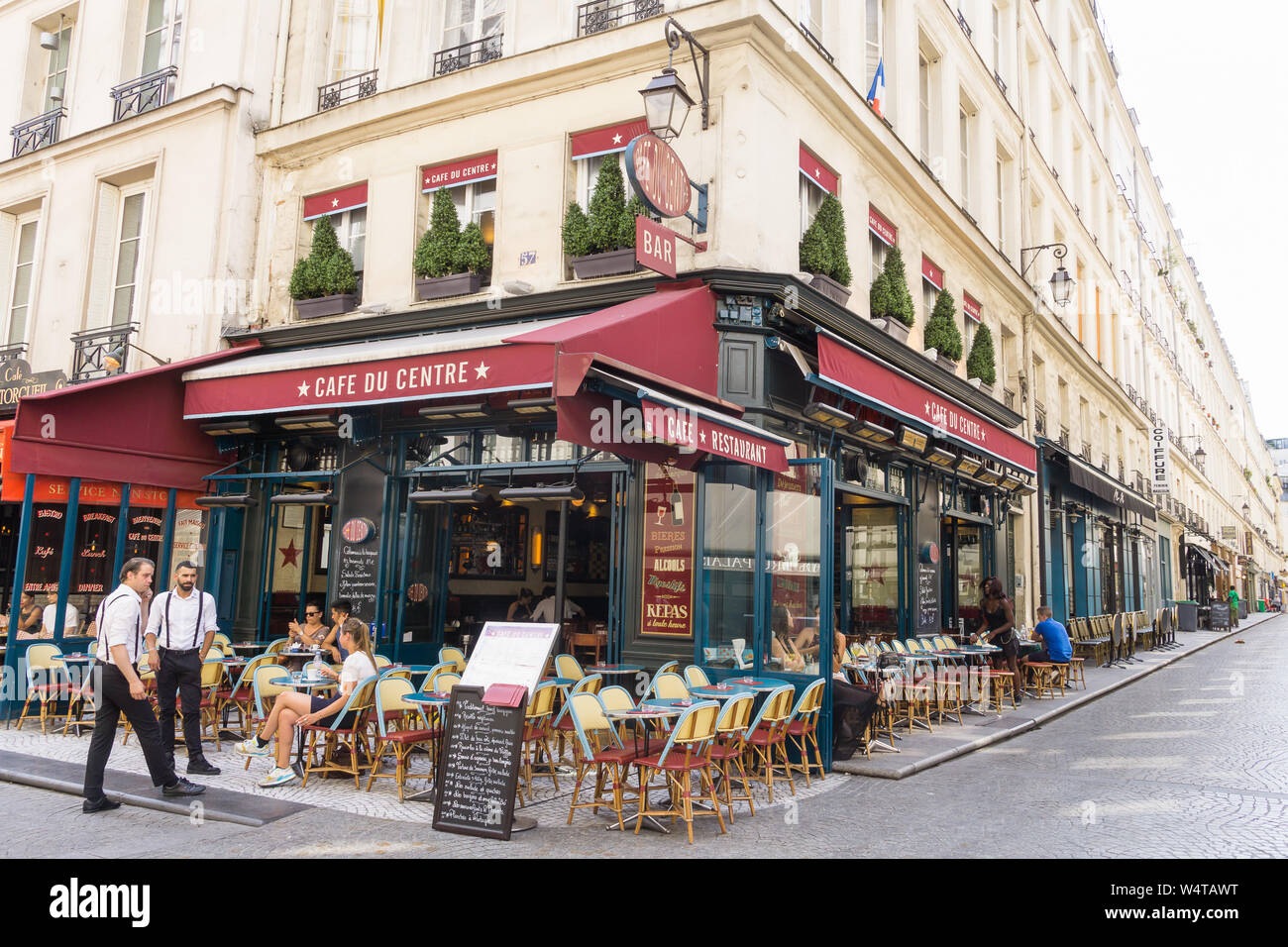 Parigi cafe - Parte anteriore del negozio Cafe du Centre su Rue Montorgueil nel 2° arrondissement di Parigi, in Francia, in Europa. Foto Stock