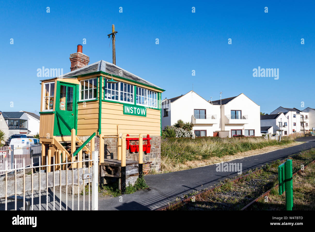 La vecchia linea ferroviaria e la casella segnale a Instow, Devon, Regno Unito, ora parte del sentiero Tarka Foto Stock