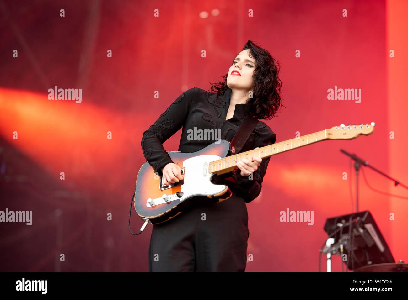 Cheshire, Regno Unito. Il 21 luglio 2019. Anna Calvi esegue sul palco principale al Bluedot Festival, Jodrell Bank Observatory Chesire 2019, 2019-07-21 Foto Stock