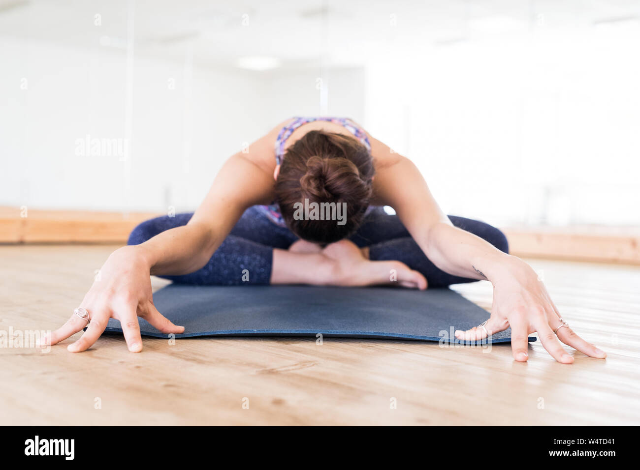 Montare sportivo ragazza attiva in sportswear facendo yoga esercizio fitness in studio di yoga. Attiva uno stile di vita urbano Foto Stock