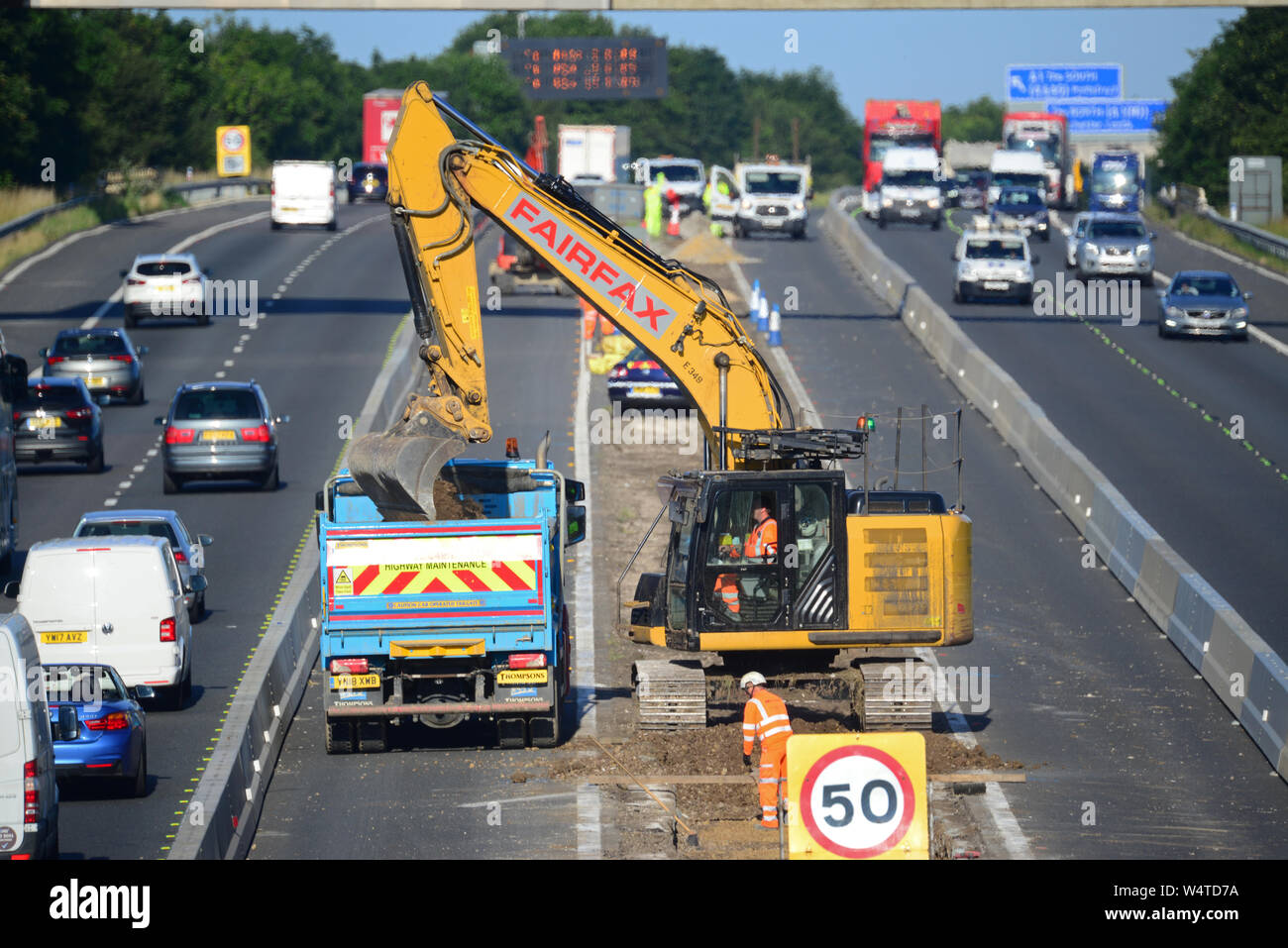 Lavoro di scavo nella centrale di prenotazione di carico del camion con upgrade di macerie lavori stradali lungo l'autostrada M62 Leeds Yorkshire Regno Unito Foto Stock