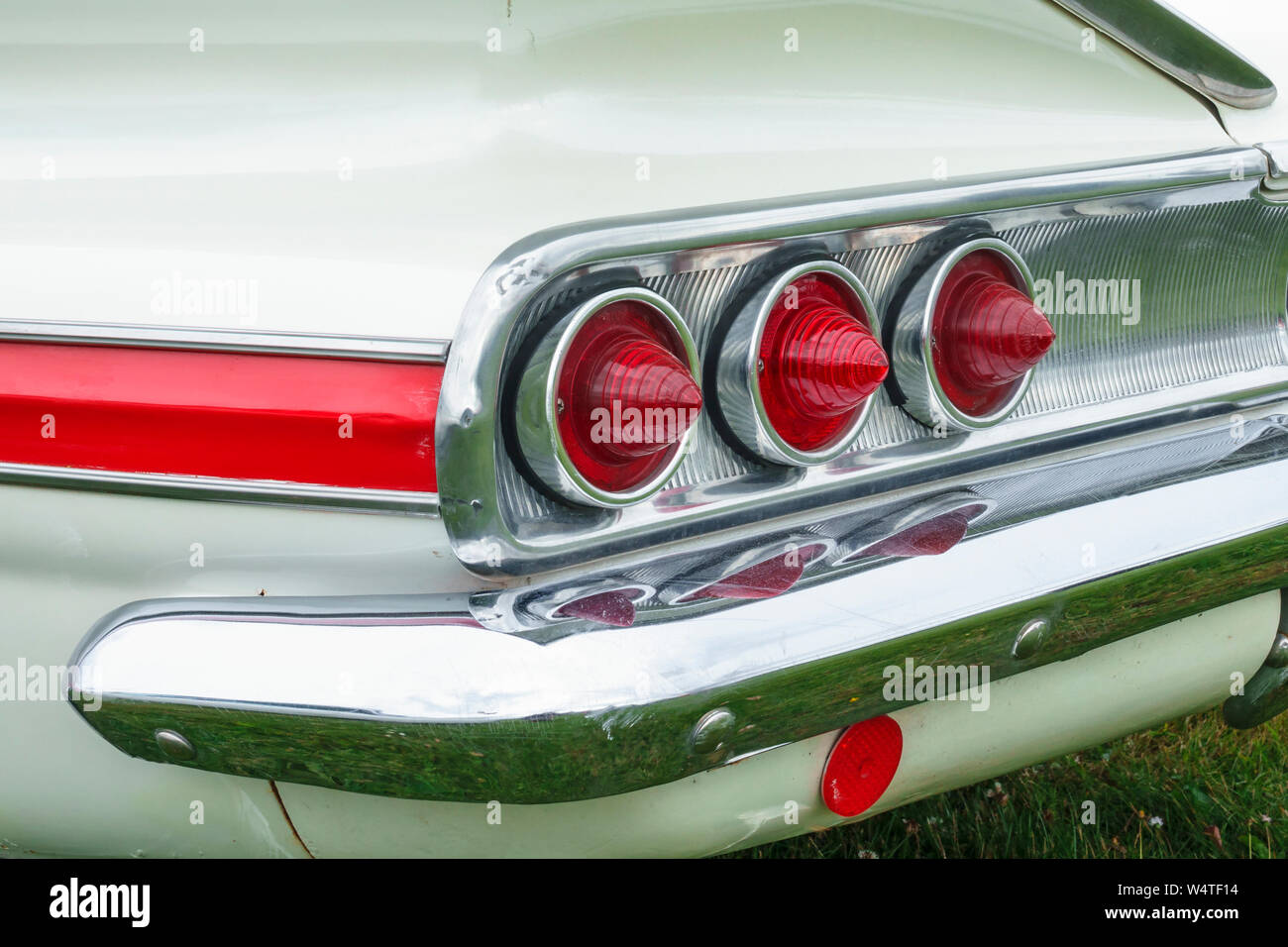 Le luci di coda rosse sul vecchio classico americano auto Foto Stock