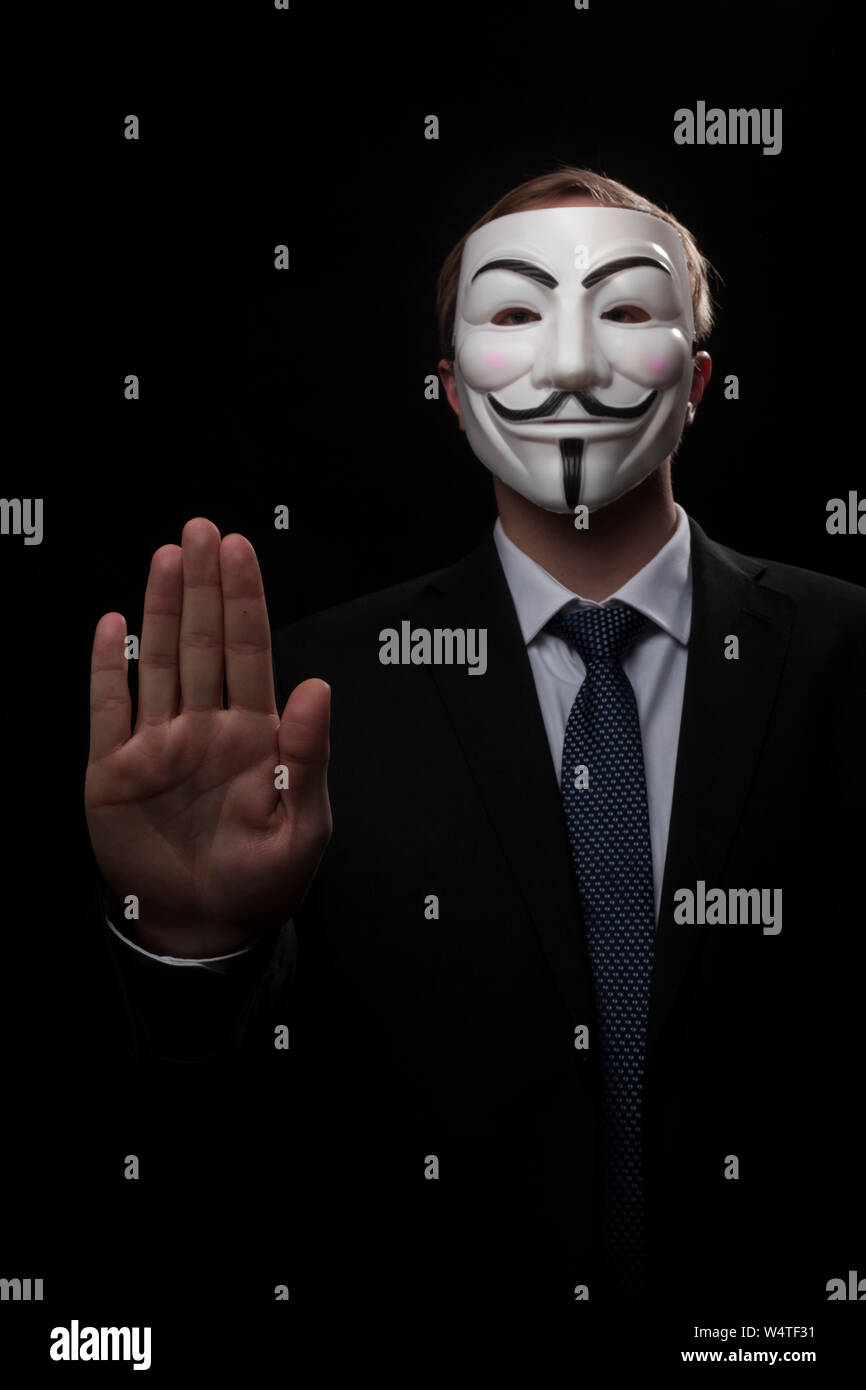 Praga - 6 Marzo: anonimo attivista hacker con maschera studio shot Foto Stock