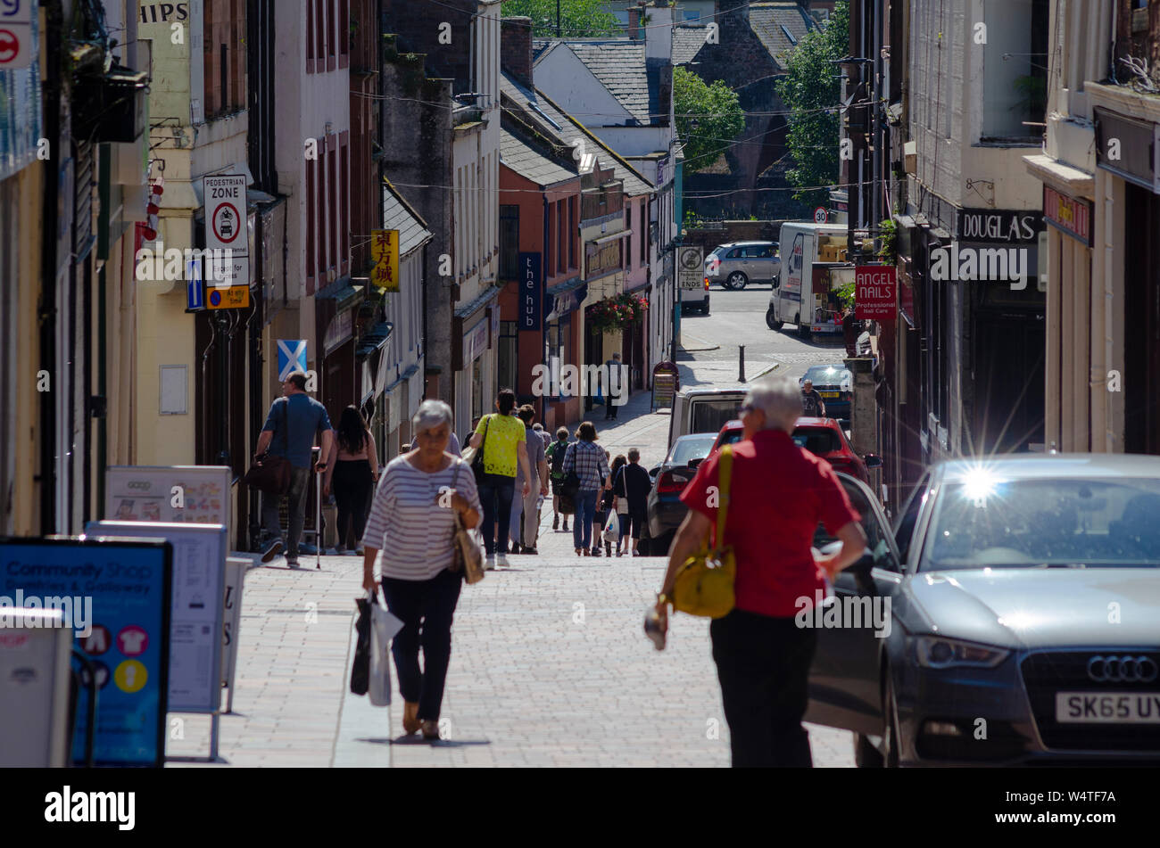 Acquirenti di Friar's Vennel nel centro di Dumfries Scozia UK Foto Stock