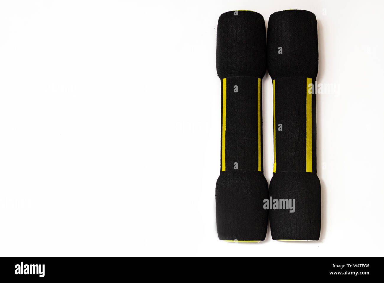 Nero due manubri con un rivestimento morbido su sfondo bianco Foto Stock