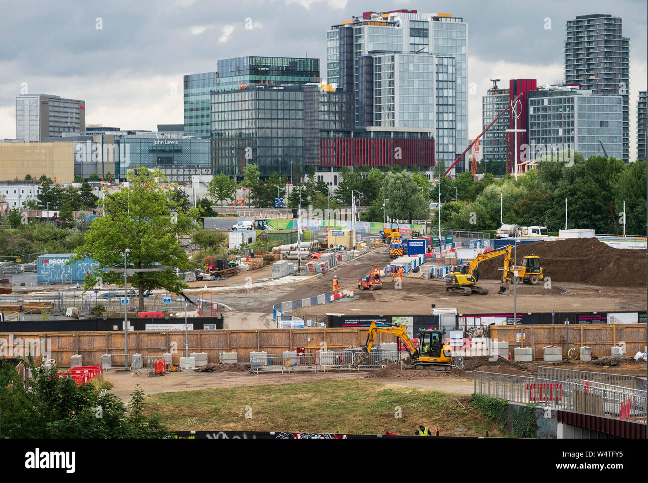 Oriente stoppino e sviluppo Sweetwater cantiere nel Queen Elizabeth Olympic Park, East London, Regno Unito, con il Quartiere Internazionale dietro. Foto Stock
