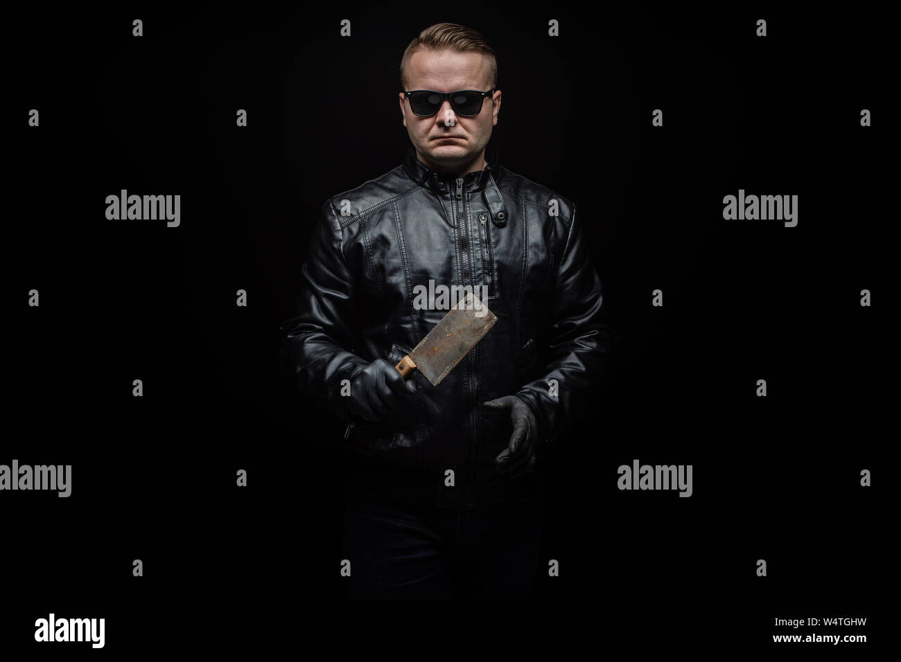 Serial killer maniac con carne cutter e guanti neri Foto Stock