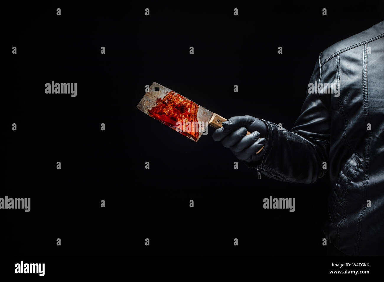Serial killer del canto con carne di sanguinose cutter e guanti neri Foto Stock