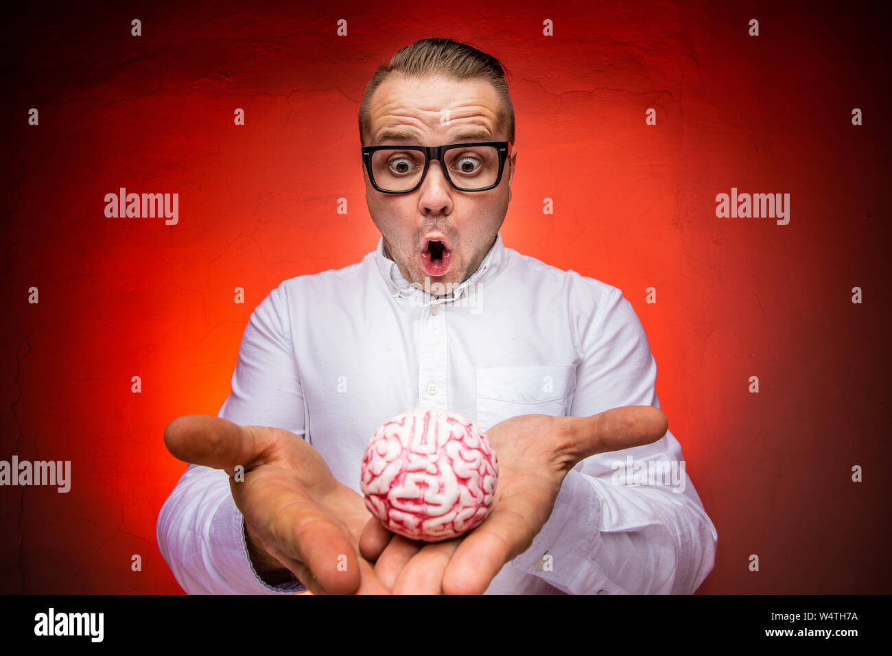 Crazy insegnante o di scienziato con il cervello Foto Stock