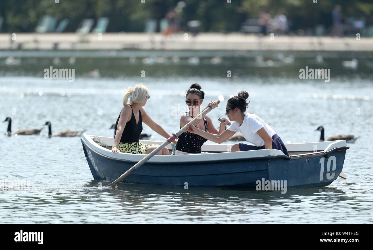 Persone in barca sulla serpentina in Hyde Park, Londra, dopo che le temperature sono saliti al di sopra di 30C in alcune parti del Regno Unito dopo una notte tropicale, come paese bretelle per record di calore. Foto Stock
