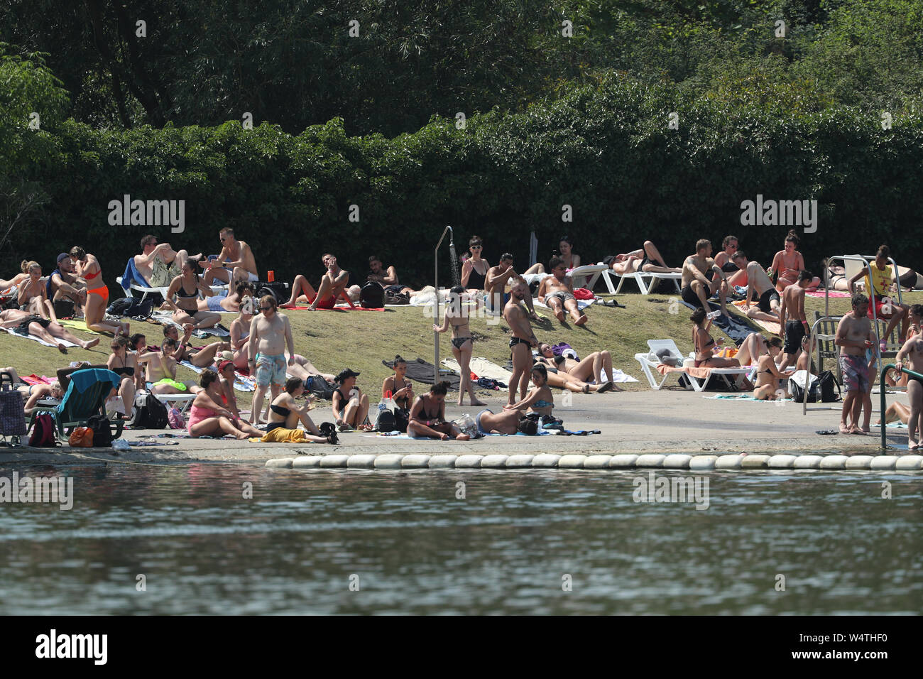 Persone sole in Hyde Park, Londra, dopo che le temperature sono saliti al di sopra di 30C in alcune parti del Regno Unito dopo una notte tropicale, come paese bretelle per record di calore. Foto Stock