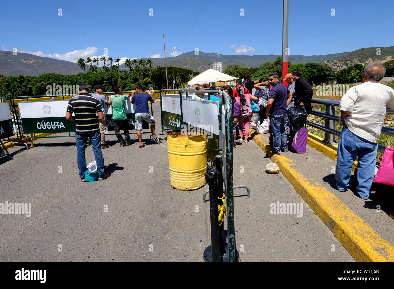 La Colombia, San Jose de Cucuta e Norte De Santander su 2016/08/07: polizia venezuelani aprire il posto di frontiera per lasciare passare i venezuelani che vogliono ge Foto Stock