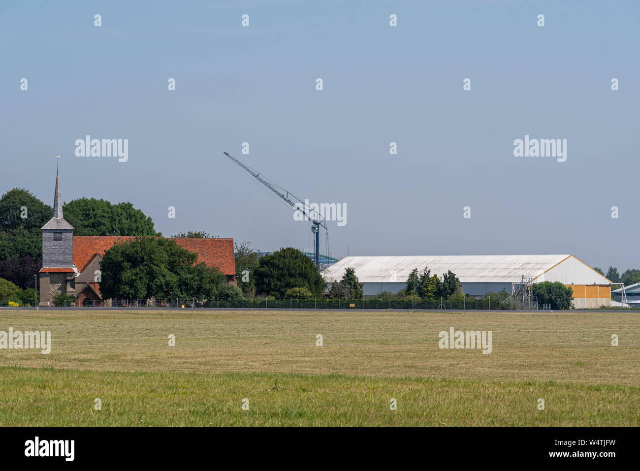 London Southend Airport, Essex, Regno Unito. Lavori di costruzione di edifici, gru e chiesa. L'aeroporto è in fase di ampliamento e sviluppo. Espansione Foto Stock