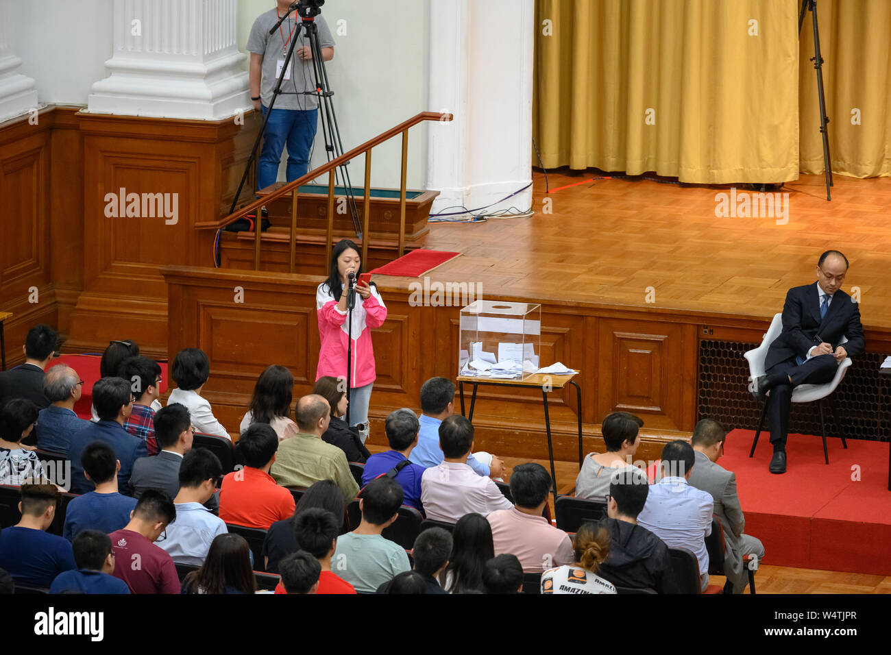 Hong Kong - Luglio 18, 2019: Vicerettore dell Università di Hong Kong, Zhang Xiang, viene incontro studenti e laureati in Loke Yew Hall circa la sua dichiarazione Foto Stock