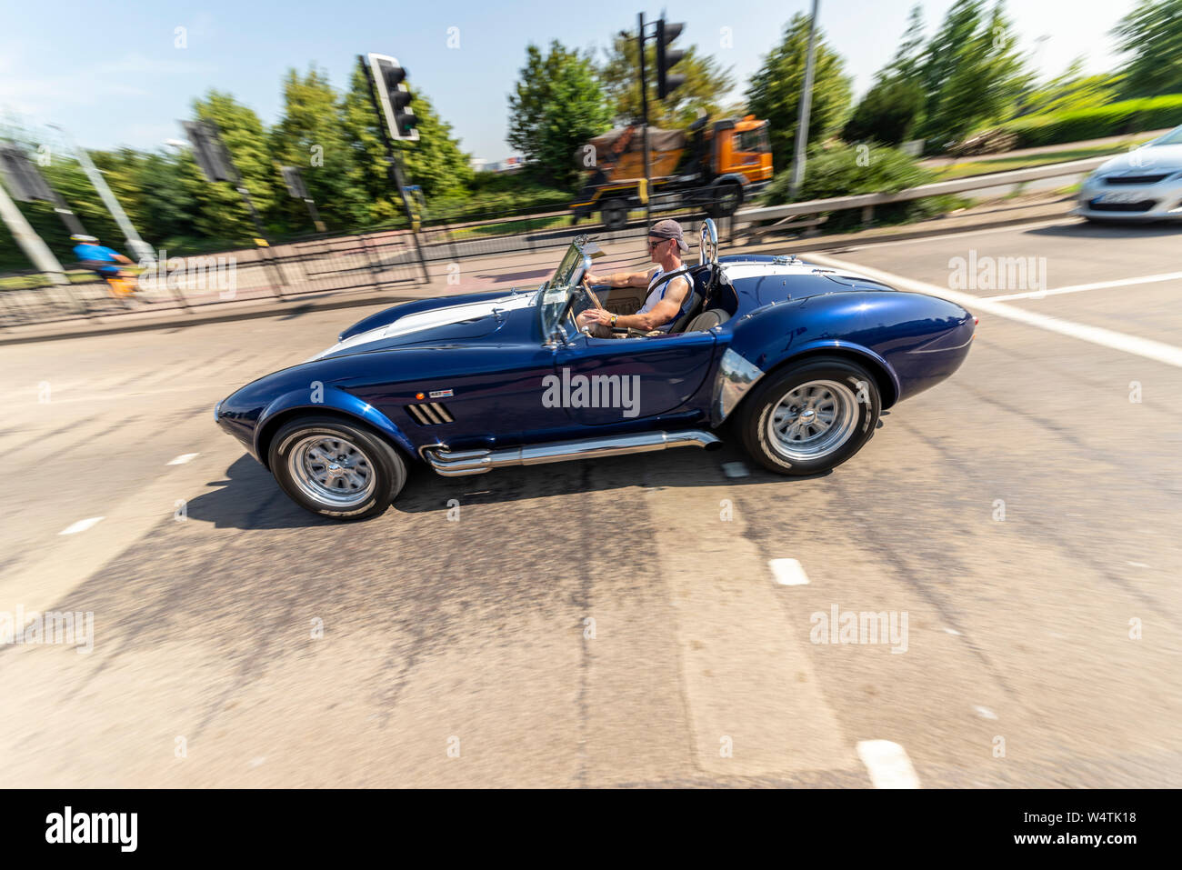 Auto Cobra AC in una calda giornata estiva di sole con la cima in basso sulla A127 Southend on Sea, Essex, Regno Unito. Guida in posizione aperta Foto Stock