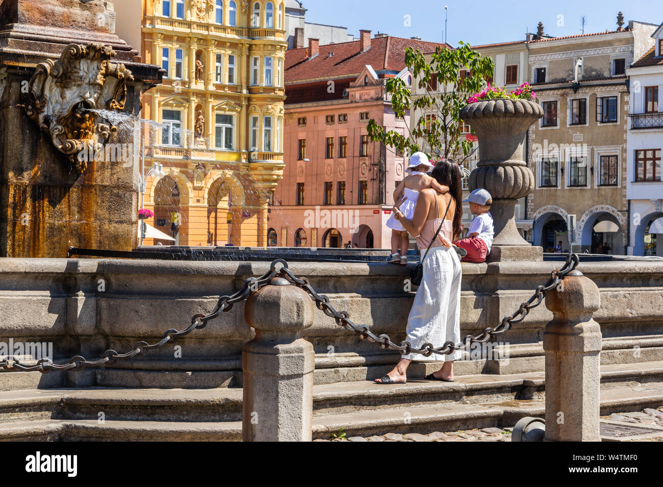 Piazza principale di Ceske Budejovice, donna e chil vicino alla fontana. Repubblica ceca, Europa. Foto Stock