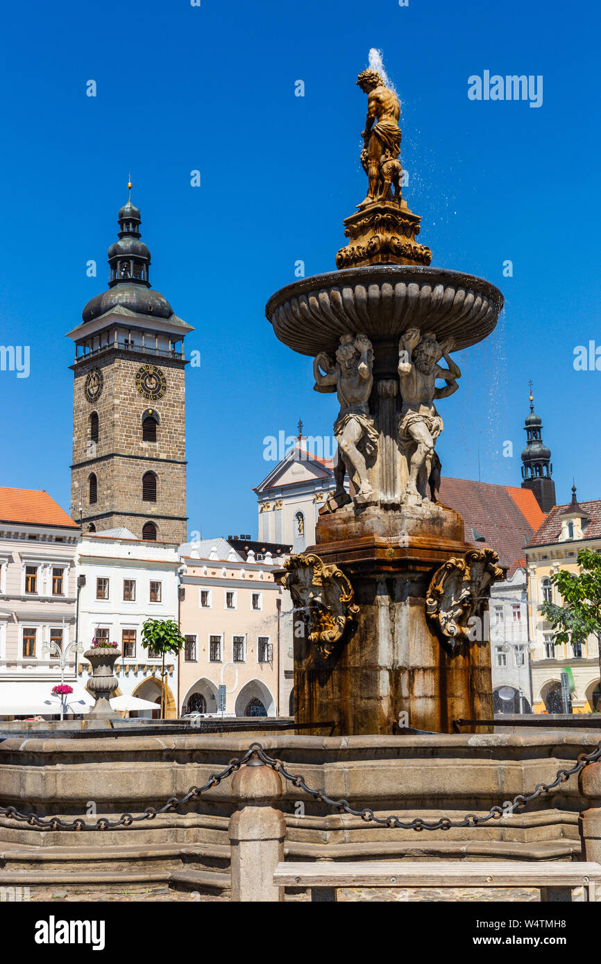 Piazza Principale con Sansone che lotta contro il leone fontana la scultura e la torre campanaria in Ceske Budejovice. Repubblica ceca. Foto Stock