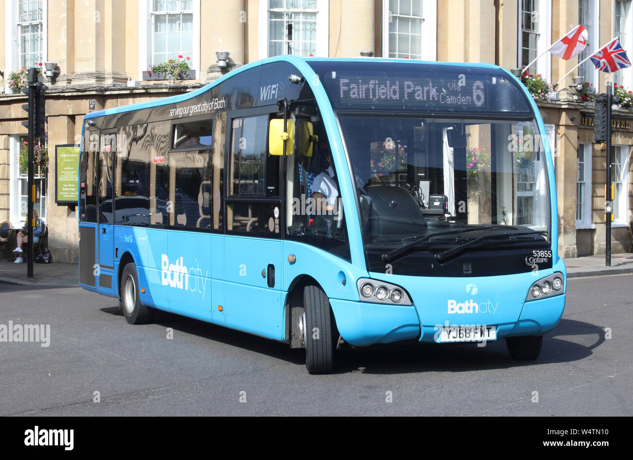 Primo gruppo Optare Solo M8570SL ponte singolo bus in 'bagno città' livrea su un3039 nel centro di Bath girando su Dorchester Street il 18 luglio 2019. Foto Stock