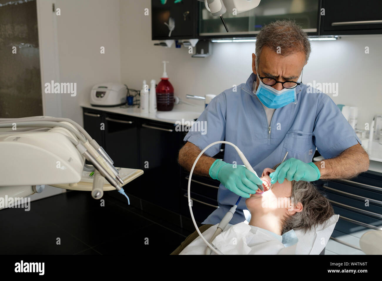 Studio Dentistico. Dentista cura di denti del paziente Foto Stock