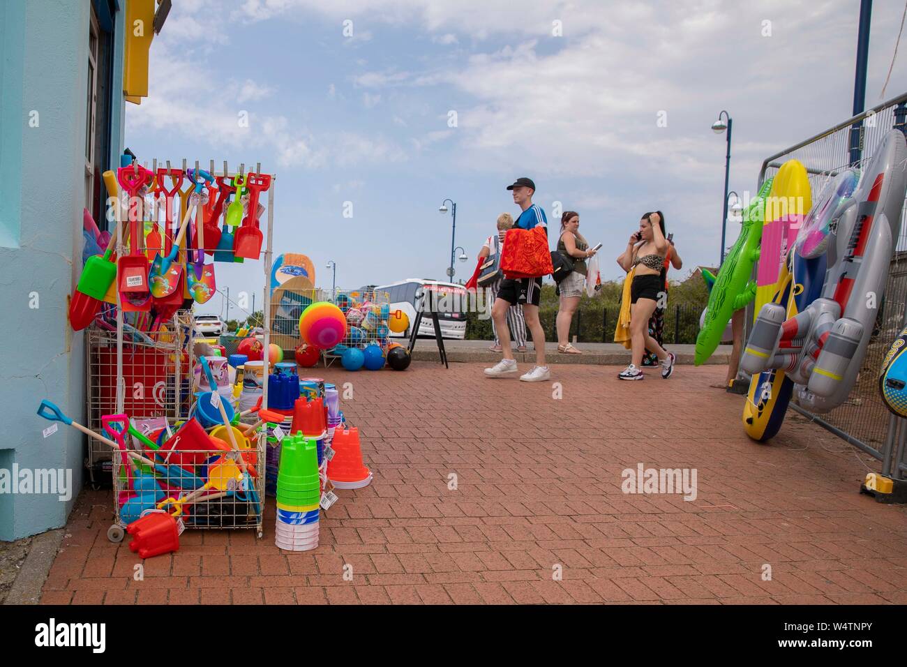 Secchielli in plastica e di picche e gonfiabile giocattoli da spiaggia in vendita a Barry Island Beach, luglio 2019. Foto Stock