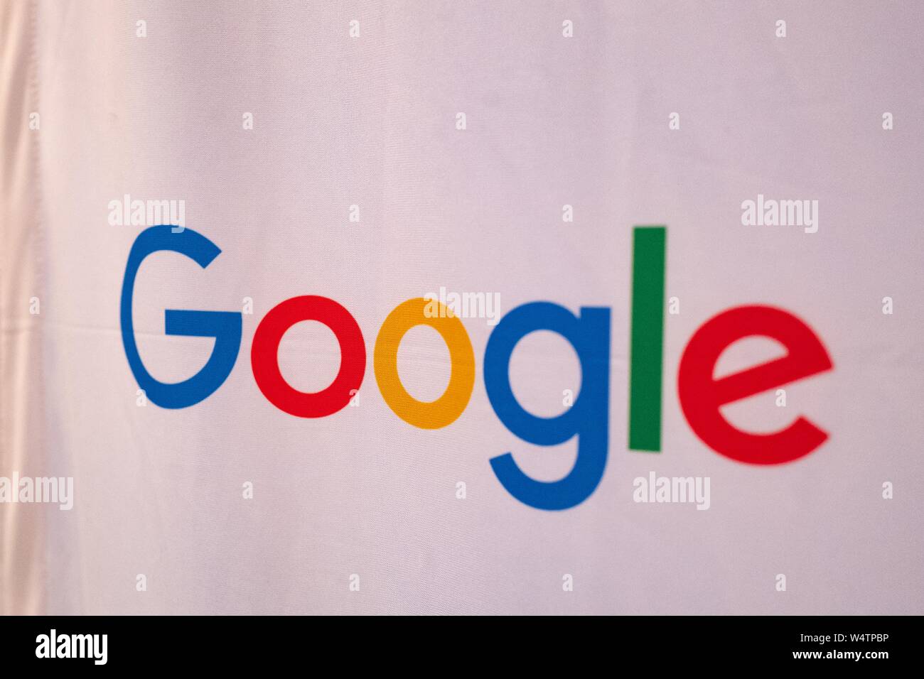 Close-up del logo per il motore di ricerca Google società su un tessuto bianco superficie, Los Angeles, California, 23 ottobre 2018. () Foto Stock