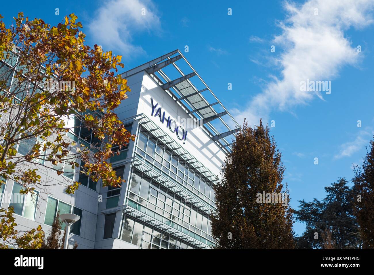 A basso angolo di visione della facciata con il logo presso la sede regionale della società Internet Yahoo nella Silicon Valley città di Sunnyvale, California, in una giornata di sole, 28 ottobre 2018. () Foto Stock