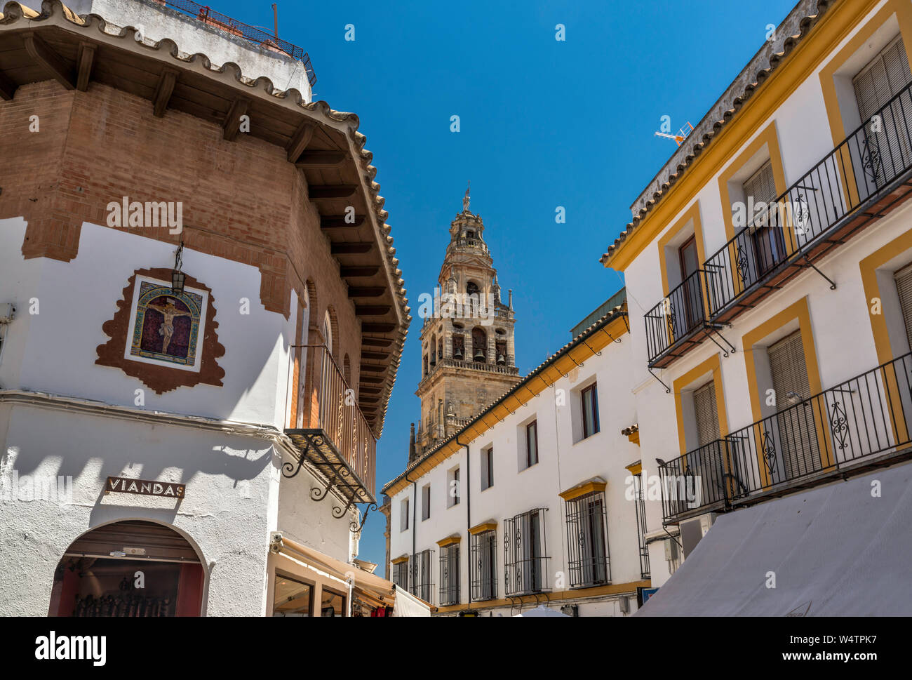 Torre campanaria a Mezquita-Catedral visto dalla strada nel quartiere Juderia, Cordoba, Andalusia, Spagna Foto Stock