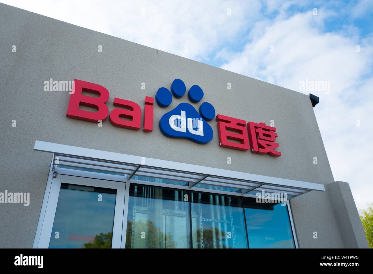 Logo sulla facciata del Stati Uniti sede della tecnologia cinese Baidu azienda tra le più grandi società Internet in tutto il mondo, nella Silicon Valley città di Sunnyvale, California, 28 ottobre 2018. () Foto Stock