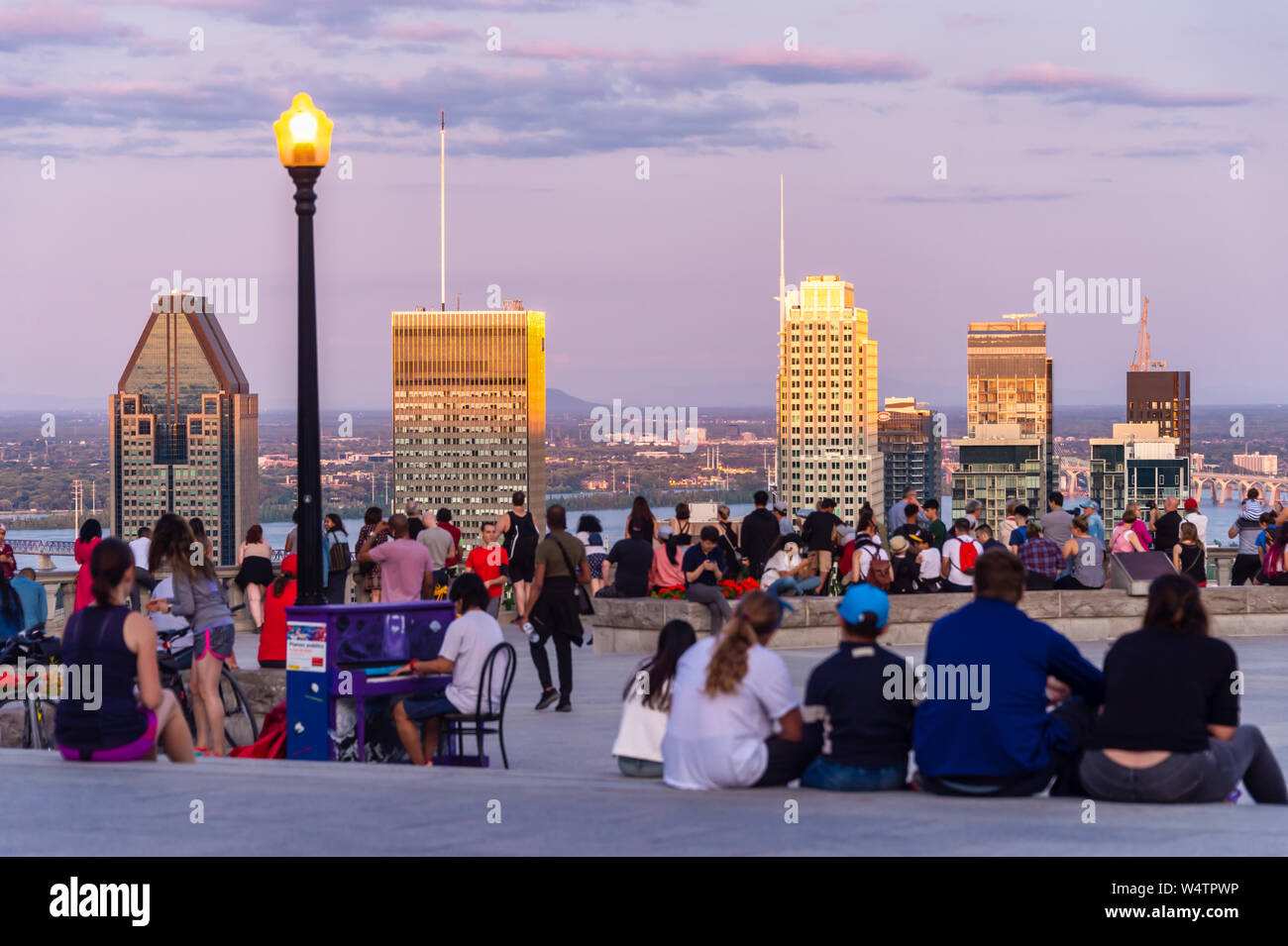 Montreal, CA - 24 Luglio 2019: turisti godendo della vista dello skyline di Montreal dal Belvedere Kondiaronk in estate al tramonto. Foto Stock