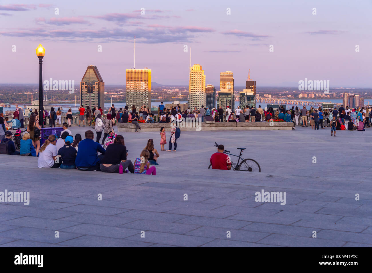 Montreal, CA - 24 Luglio 2019: turisti godendo della vista dello skyline di Montreal dal Belvedere Kondiaronk in estate al tramonto. Foto Stock