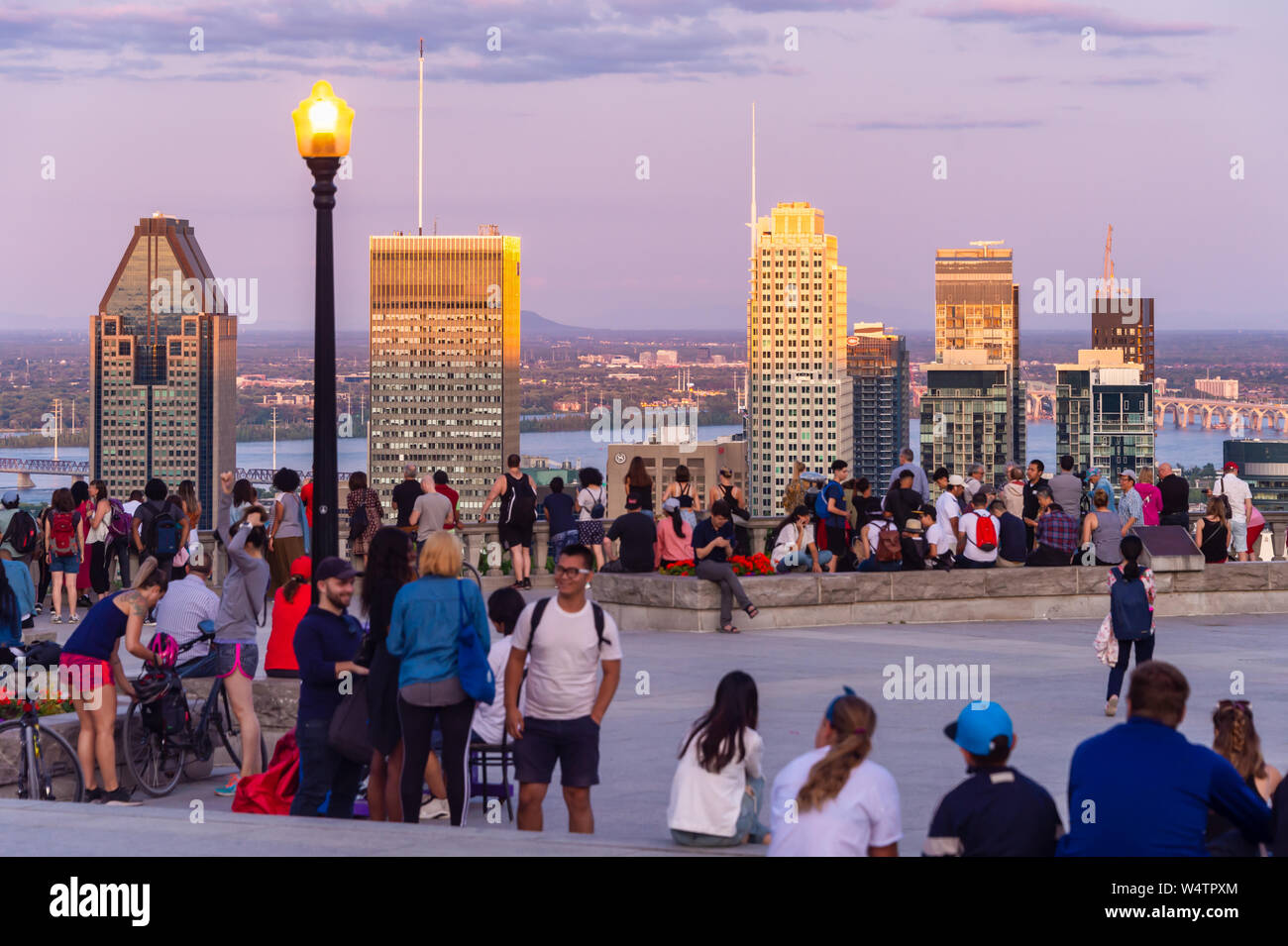 Montreal, CA - 24 Luglio 2019: turisti godendo della vista dello skyline di Montreal dal Belvedere Kondiaronk in estate al tramonto. Foto Stock