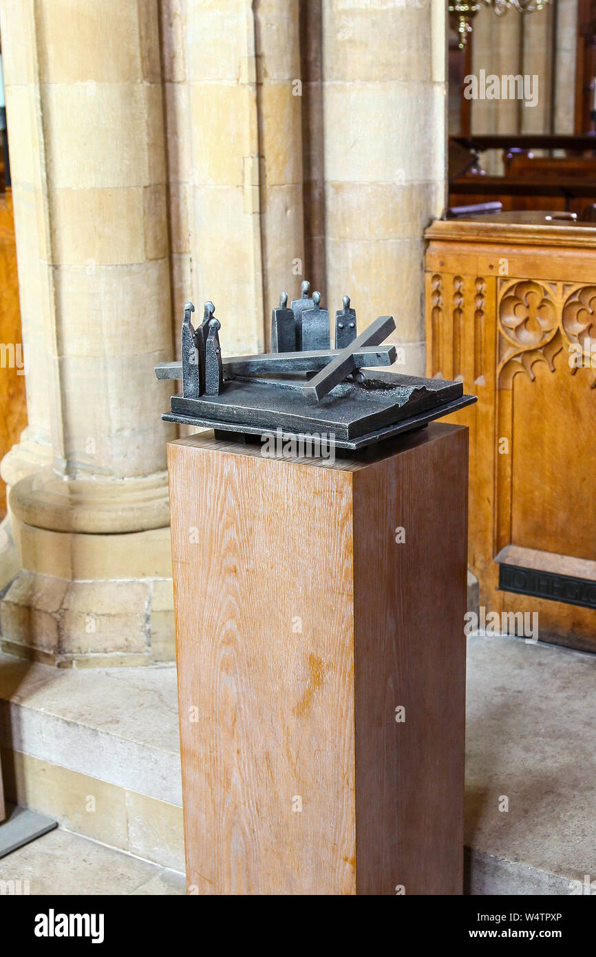 7, Gesù cade per la seconda volta. Jonathan Clark "Stazioni della Croce" a Southwell Minster, southwell, Nottinghamshire, England, Regno Unito Foto Stock