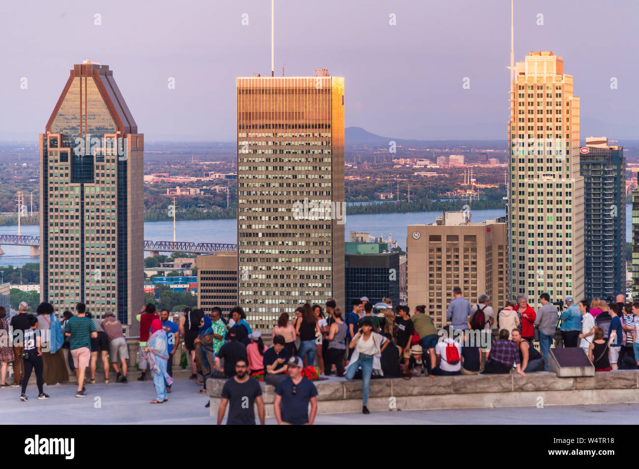 Montreal, CA - 24 Luglio 2019: turisti godendo della vista dello skyline di Montreal dal Belvedere Kondiaronk in estate al tramonto. Foto Stock