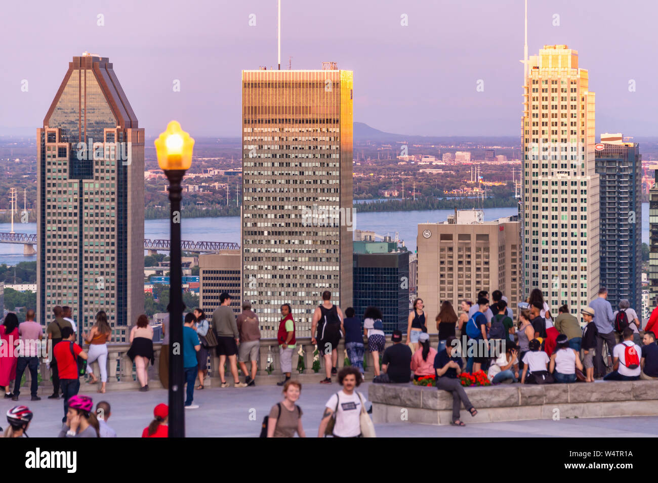 Montreal, CA - 24 Luglio 2019: turisti godendo della vista dello skyline di Montreal dal Belvedere Kondiaronk in estate al tramonto. Foto Stock