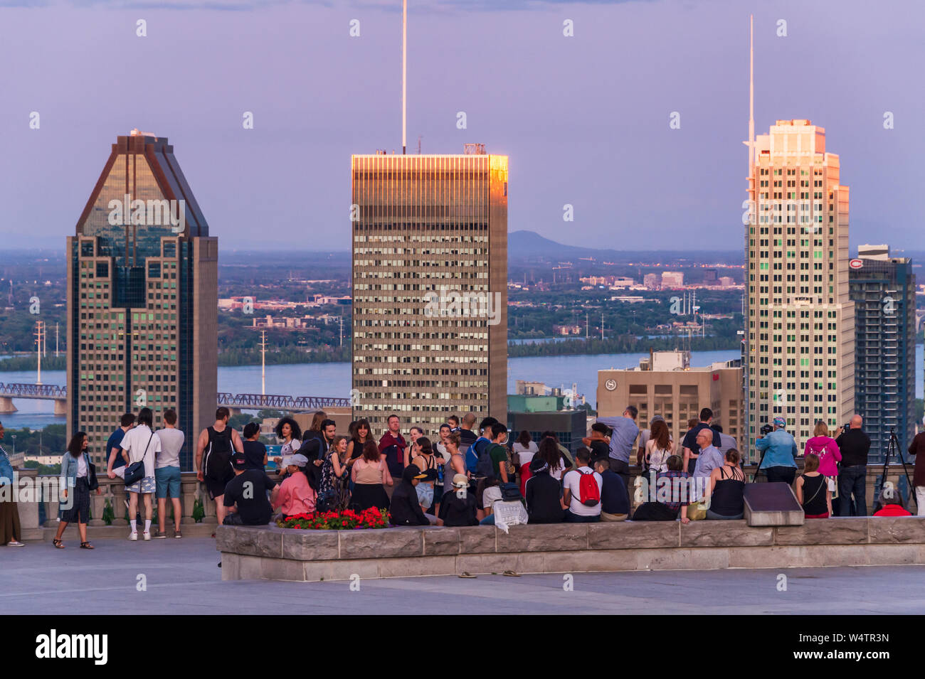 Montreal, CA - 24 Luglio 2019: turisti godendo della vista dello skyline di Montreal dal Belvedere Kondiaronk in estate al tramonto. Foto Stock