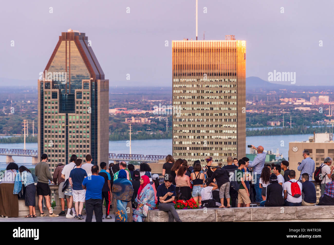 Montreal, CA - 24 Luglio 2019: turisti godendo della vista dello skyline di Montreal dal Belvedere Kondiaronk in estate al tramonto. Foto Stock