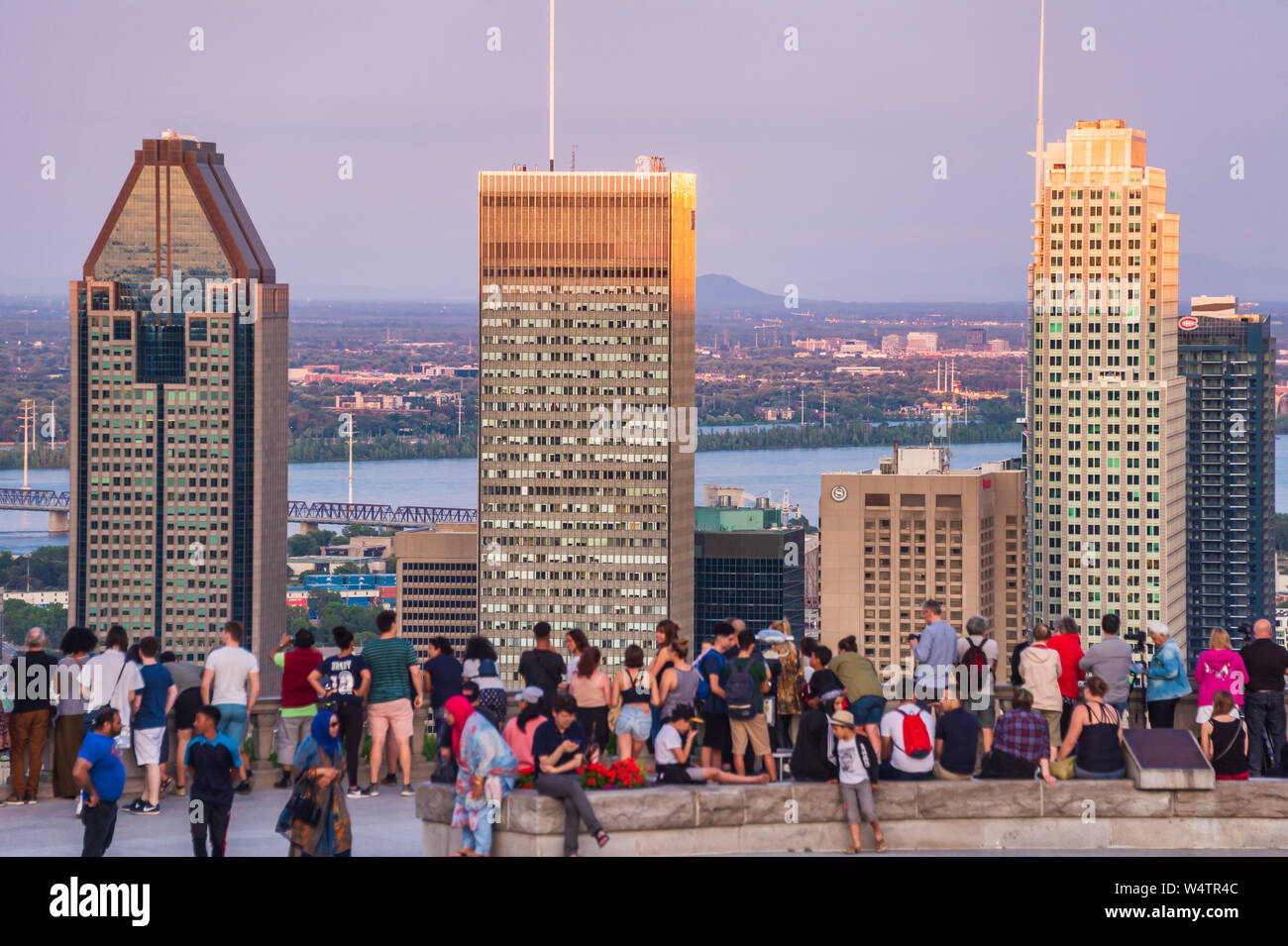 Montreal, CA - 24 Luglio 2019: turisti godendo della vista dello skyline di Montreal dal Belvedere Kondiaronk in estate al tramonto. Foto Stock