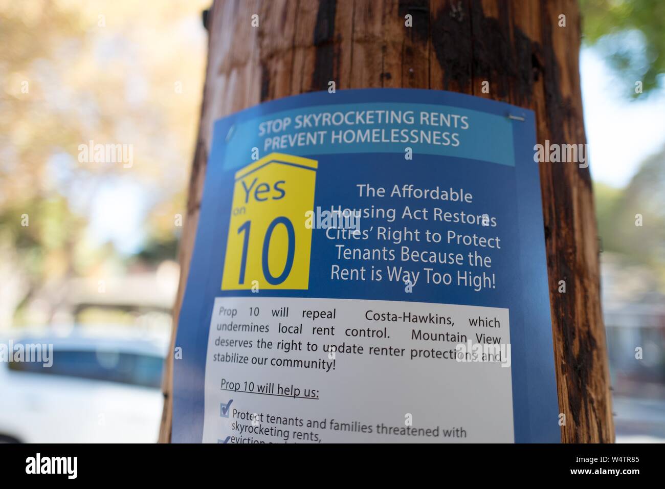 Close-up di segno che sostiene il passaggio della California Proposition 10 nella Silicon Valley Town di Mountain View, California, 28 ottobre 2018. () Foto Stock