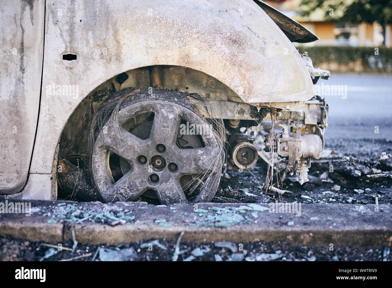 Problema sulla strada. Auto dopo incidente con il fuoco. Close-up di bruciato la ruota del veicolo. Foto Stock