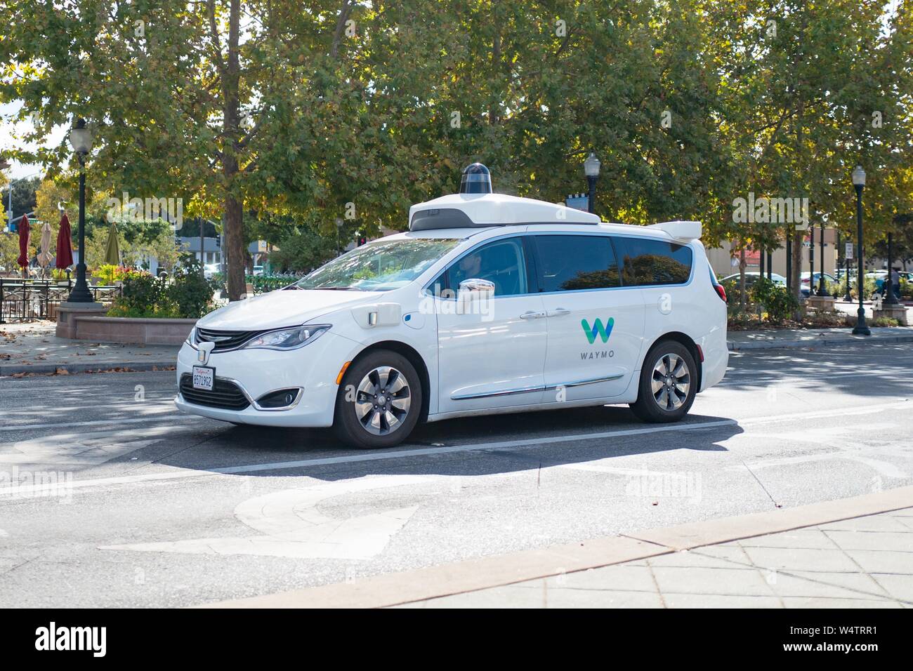 Close-up di auto la guida minivan con LIDAR e altre unità del sensore e il logo visibile, parte di Google capogruppo alfabeto Inc, guidando lungo una strada pubblica in Silicon Valley Town di Mountain View, California, con driver di sicurezza visibile, Ottobre 28, 2018. () Foto Stock