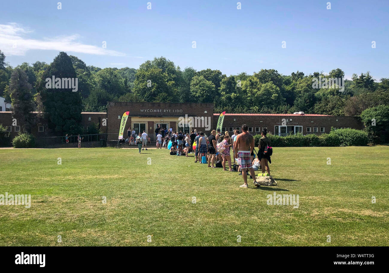 High Wycombe, Buckinghamshire. Il 25 luglio 2019. Meteo REGNO UNITO: coda di persone nel tempo caldo in attesa di ottenere l'accesso locale a una piscina di High Wycombe durante il mese di luglio UK ondata di caldo a Rye Lido Centro, High Wycombe il 25 luglio 2019. Foto di Andy Rowland. Credito: prime immagini multimediali/Alamy Live News Foto Stock