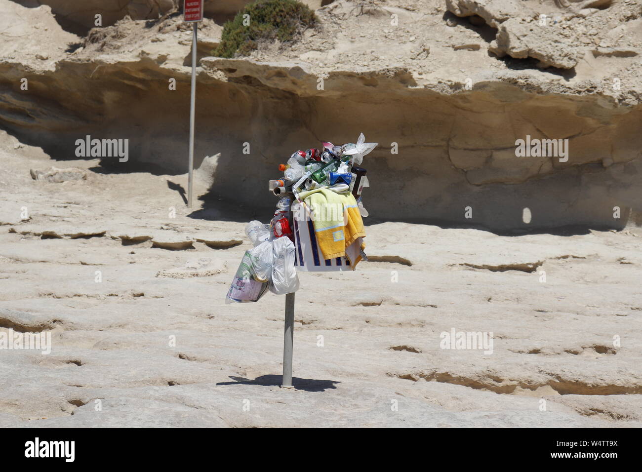 Malta, maggio 2019: cestino pieno o scomparto di lettiera con bottiglia di PET, lattina di birra e i rifiuti organici si vede che mostra l'inquinamento nelle zone costiere. Foto Stock