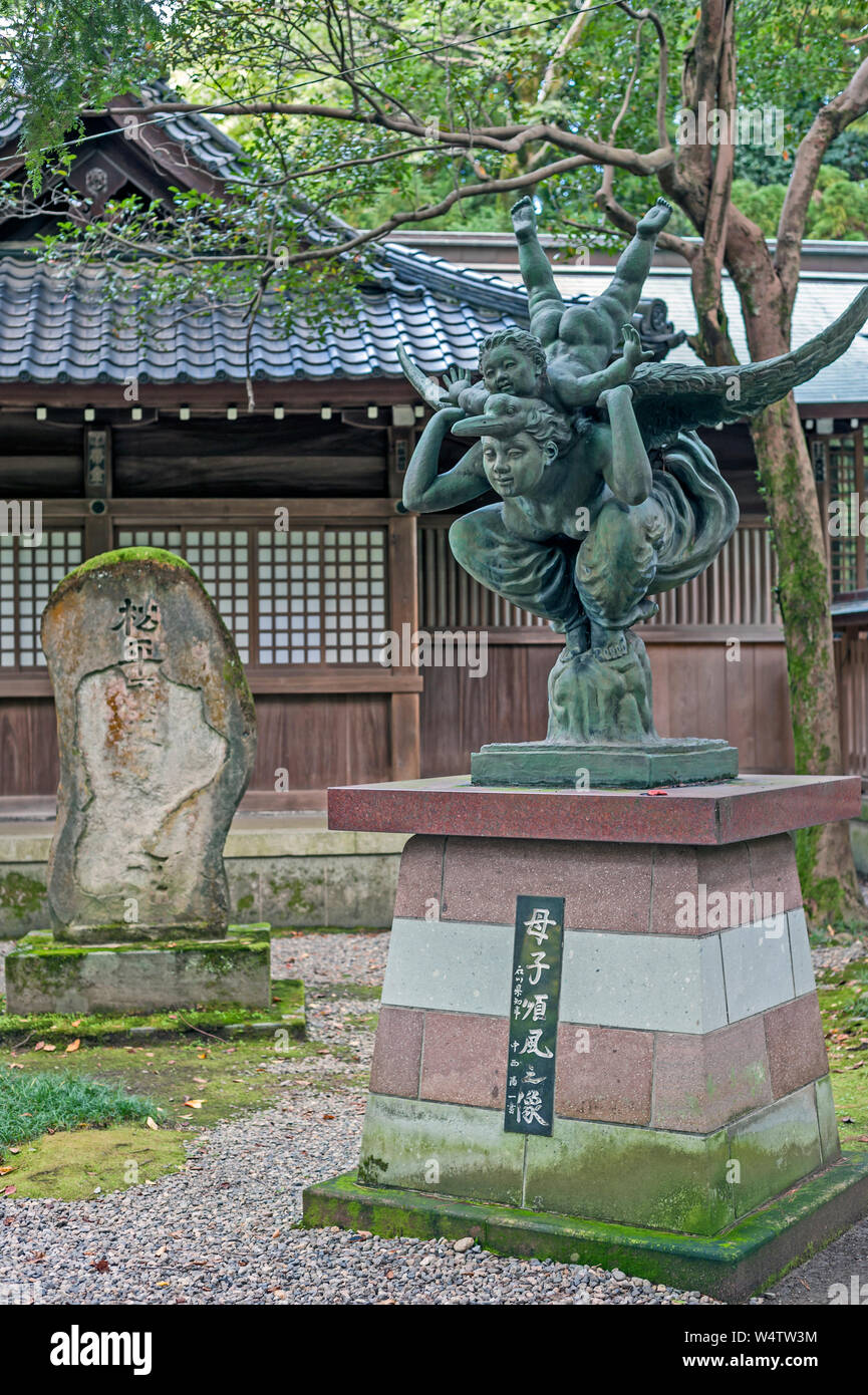 Bronzo-Boshi jyunpu statua (1981) di acrobatico madre e bambino di Toyama Hirano e giapponese eterna gioventù Foundation, Oyama Santuario, Kanazawa, Giappone Foto Stock