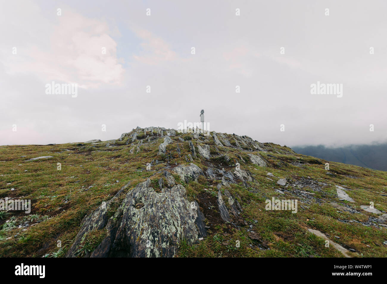 A gettone alta powered binocolo sulle montagne del Caucaso, Georgia Foto Stock