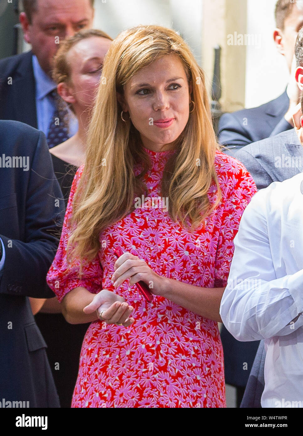 Carrie Symonds (aka mele), ragazza del Primo Ministro, guarda e rasserena il suo partner Boris Johnson MP a Downing Street come egli rende i suoi abeti Foto Stock