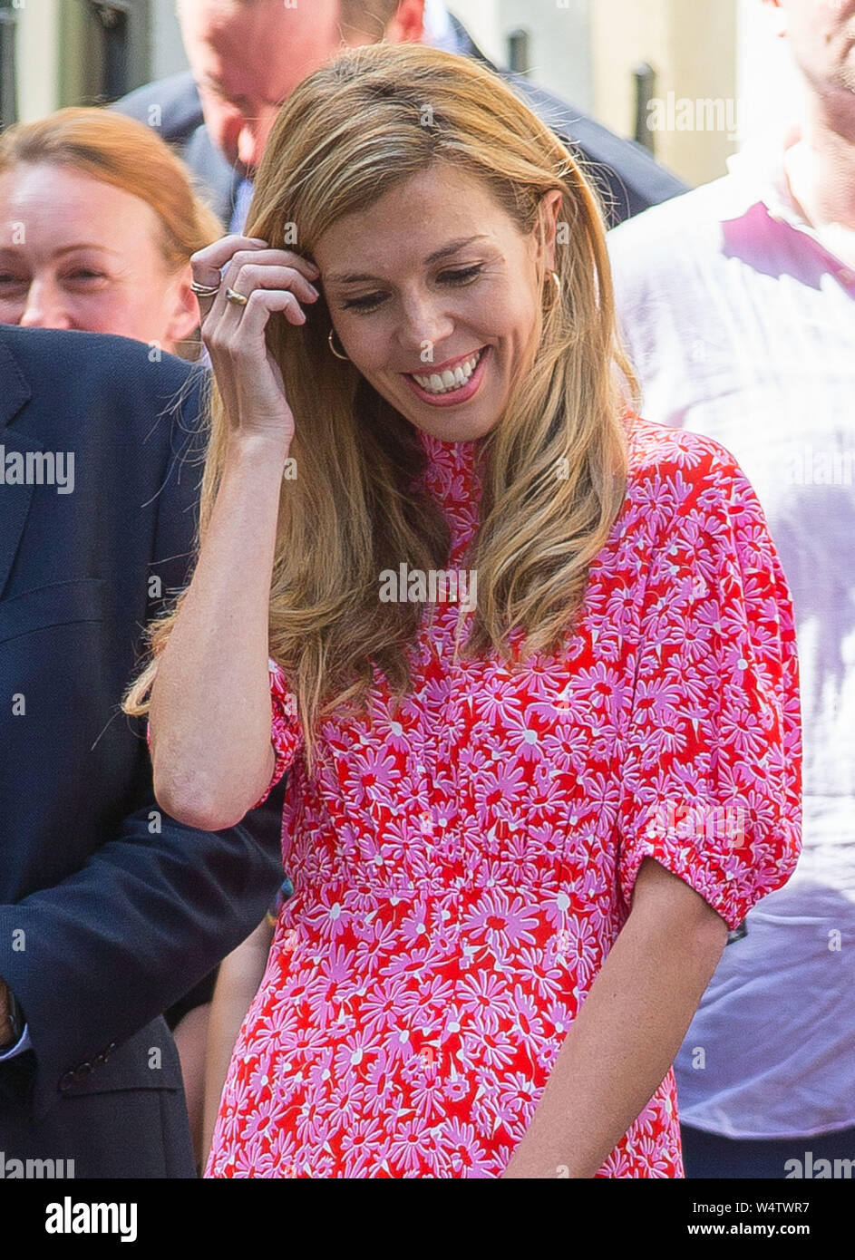 Carrie Symonds (aka mele), ragazza del Primo Ministro, guarda e rasserena il suo partner Boris Johnson MP a Downing Street come egli rende i suoi abeti Foto Stock