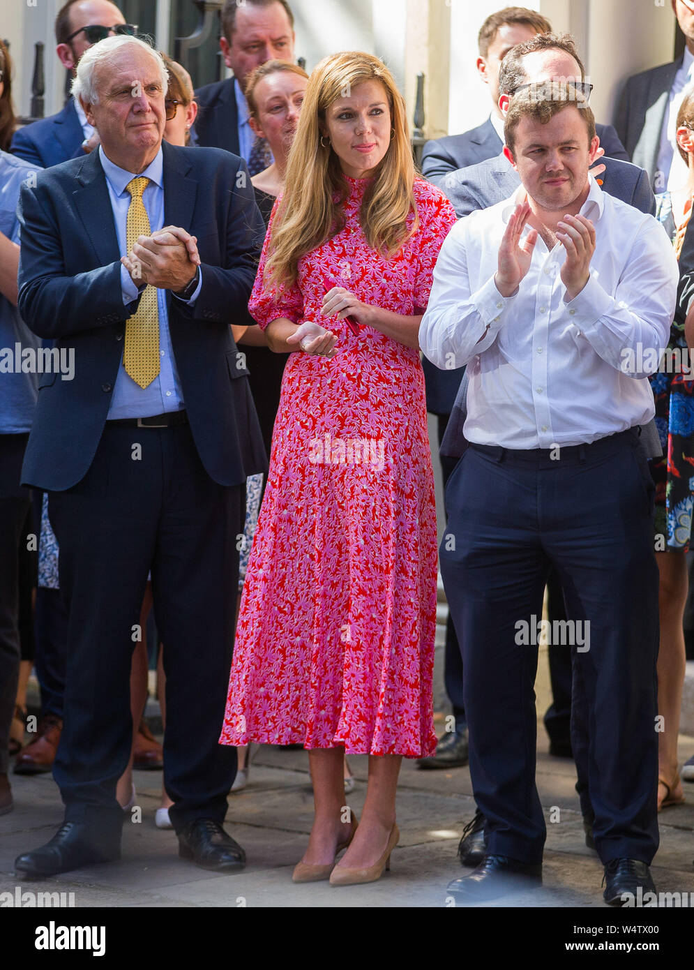 Carrie Symonds (aka mele), ragazza del Primo Ministro, guarda e rasserena il suo partner Boris Johnson MP accanto a capo del personale di Eddie Lister Foto Stock